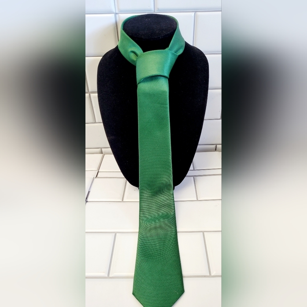 NWT TUDORS ACCESSORY Men’s Classic Tie 58inL 2.5inW Color Kelly Green Small Ch